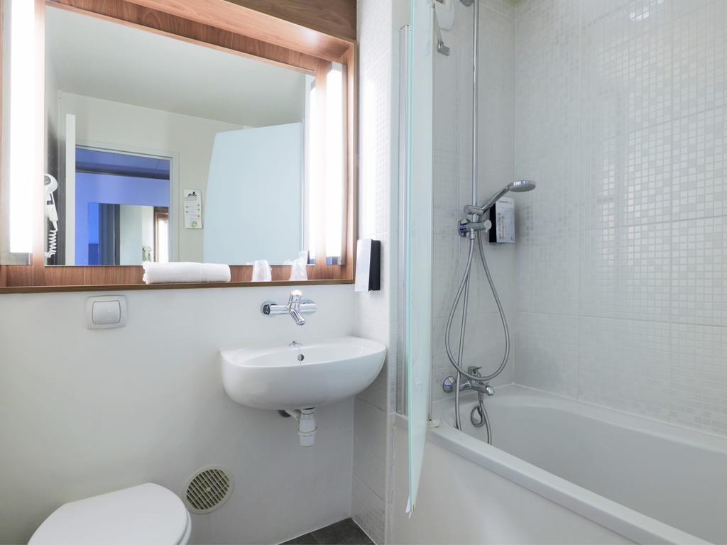 Campanile Gueret Hotel Bagian luar foto